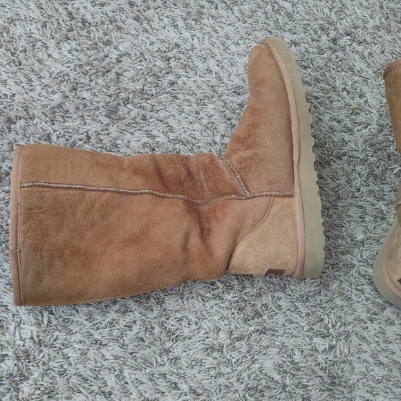 Tall brown uggs - Picture 2 of 4